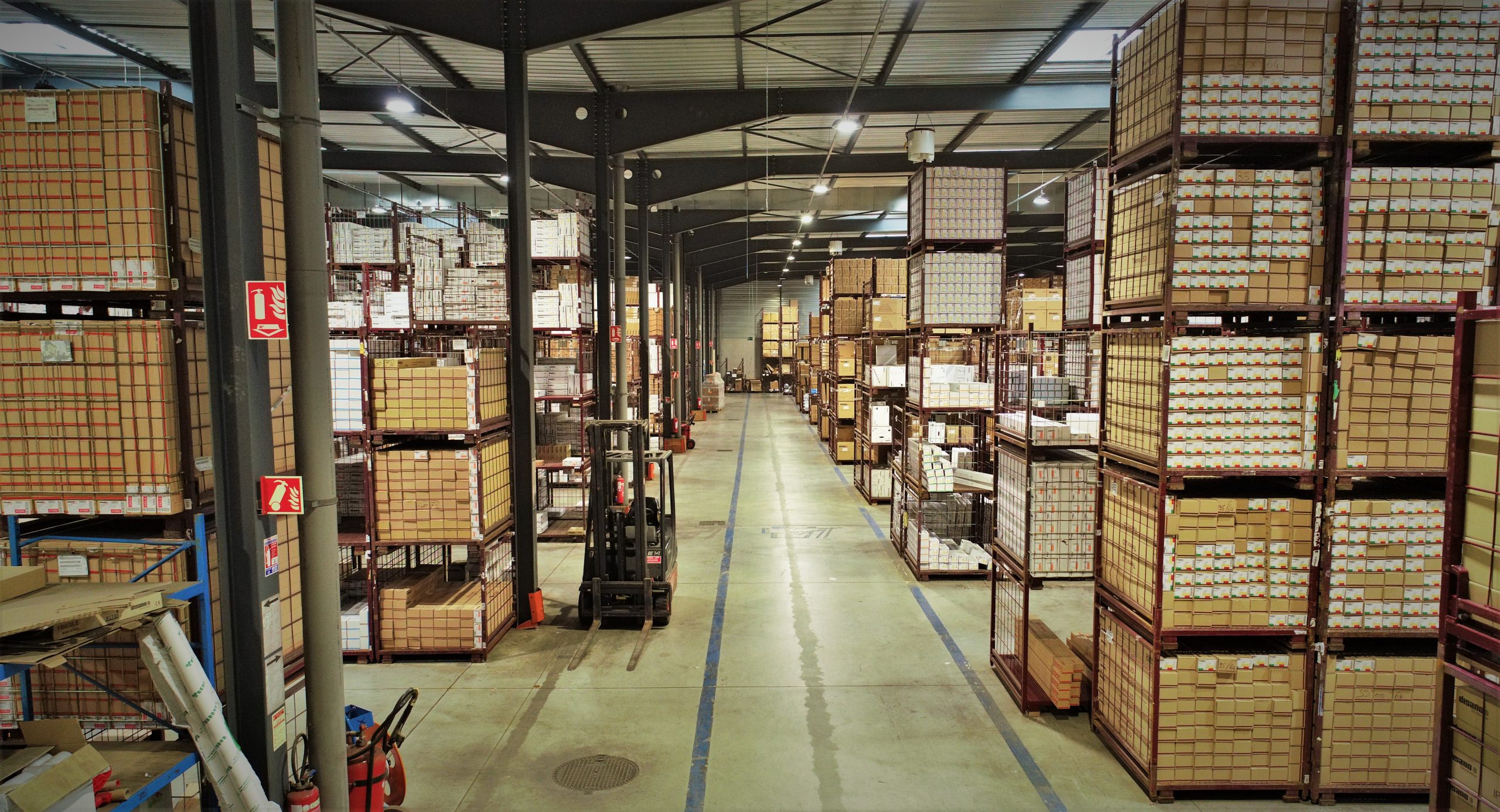 Eclairage entrepôt Disano