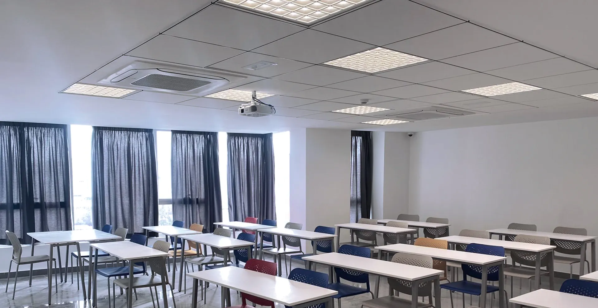Photos de mise en situation de la dalle led encastré creta 833 en milieu scolaire