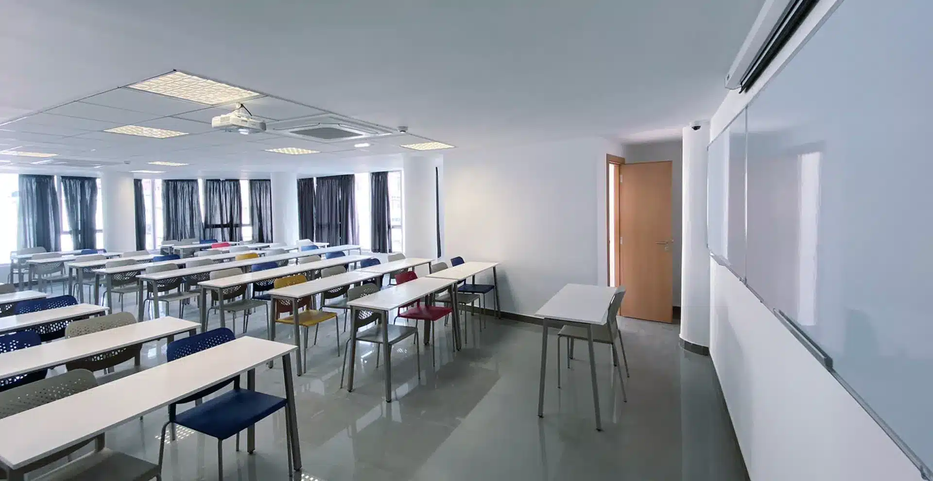 Photos de mise en situation de la dalle led encastré creta 833 en milieu scolaire