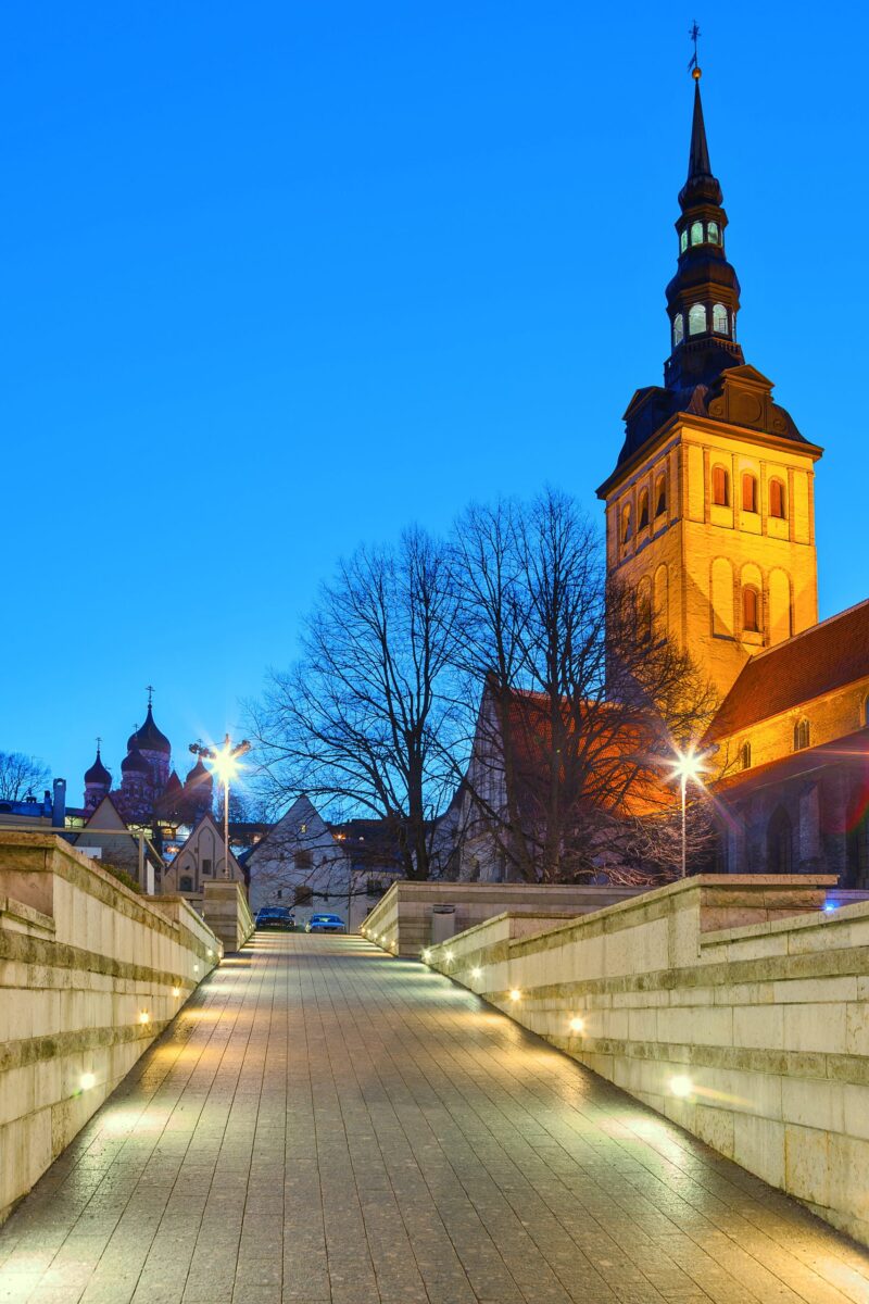 St. nicholas church niguliste kirik. summer night view. tallinn, estonia