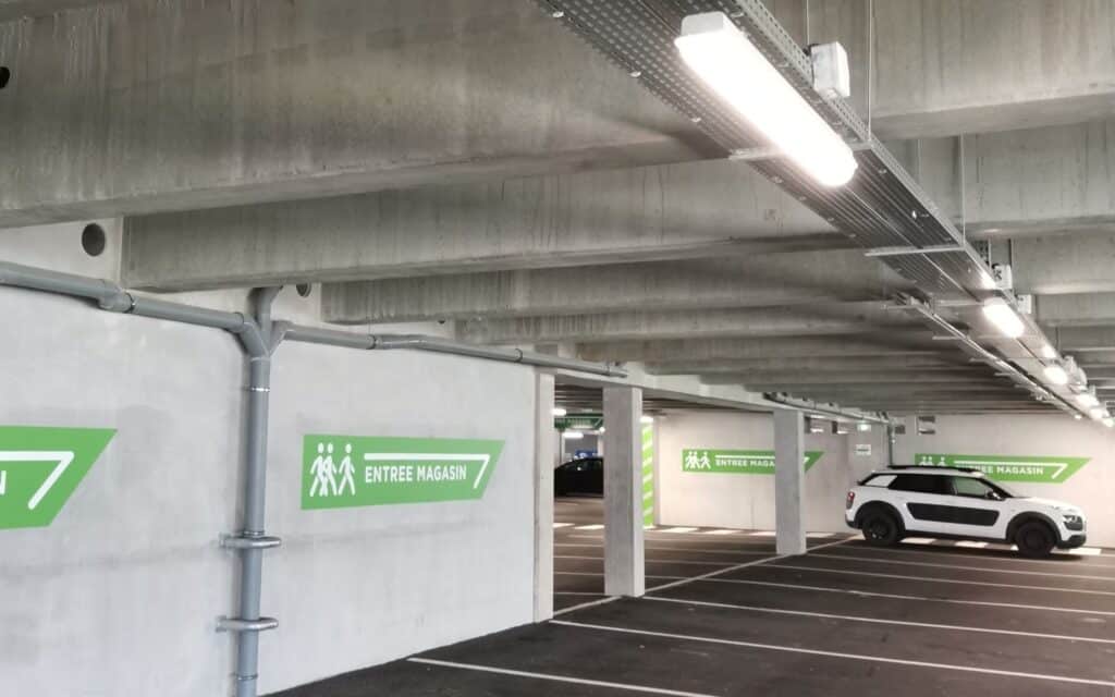 éclairage parking du magasin retail