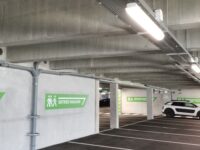 éclairage parking du magasin retail