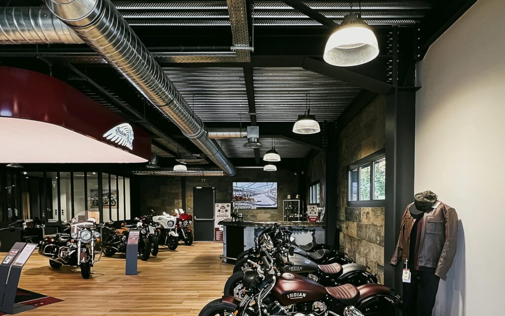 Showroom et entrée moto en Saturno avec jupe opale