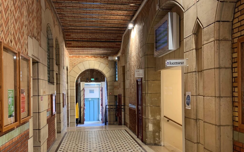couloir éclairé en square