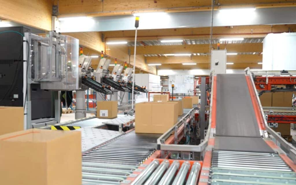 Eclairage industriel, par Disano, entrepôt Sider Groupe Qérys, Buzançais - Etanche Thema Disano